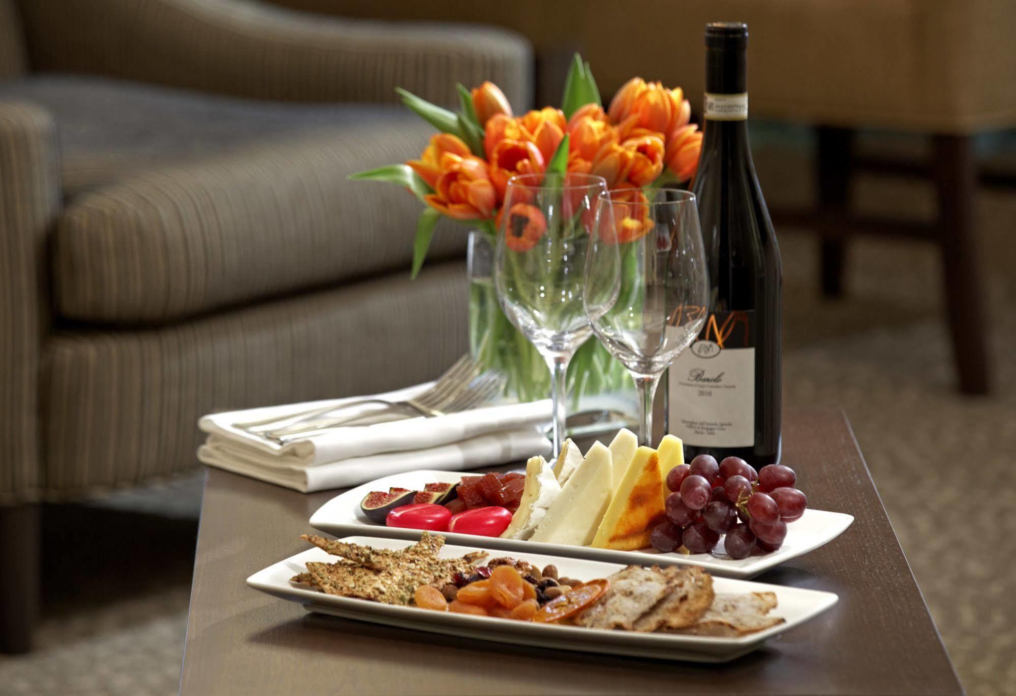 Cambridge Suites Торонто Екстериор снимка