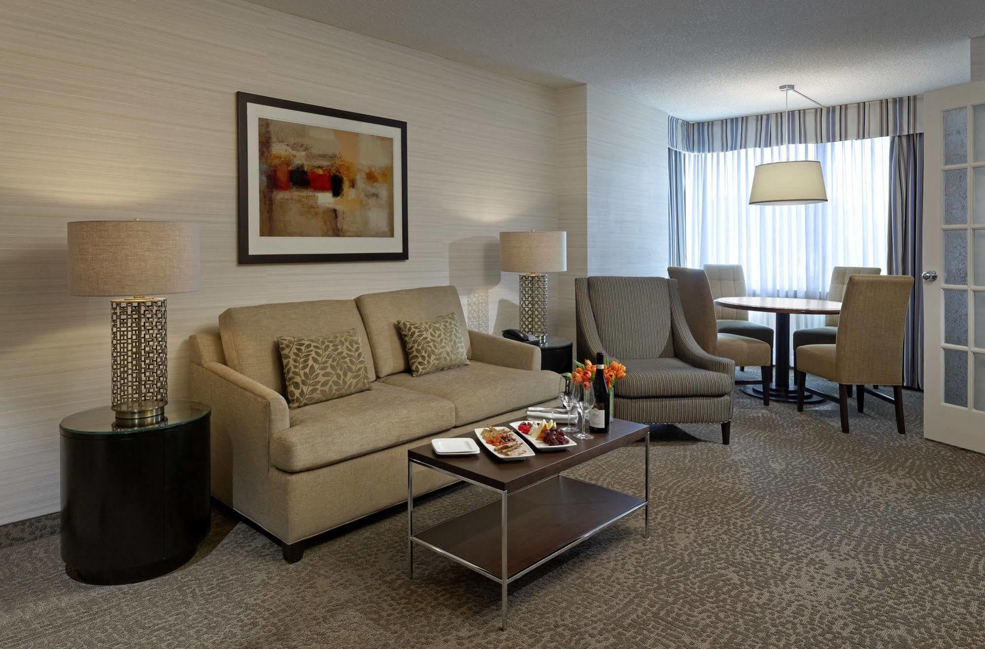 Cambridge Suites Торонто Екстериор снимка