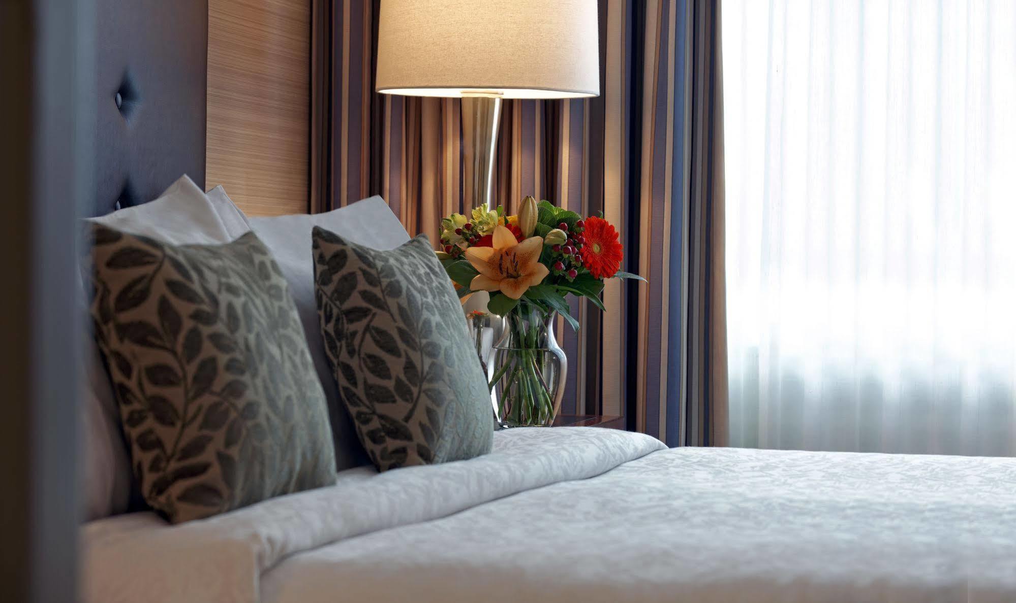 Cambridge Suites Торонто Екстериор снимка