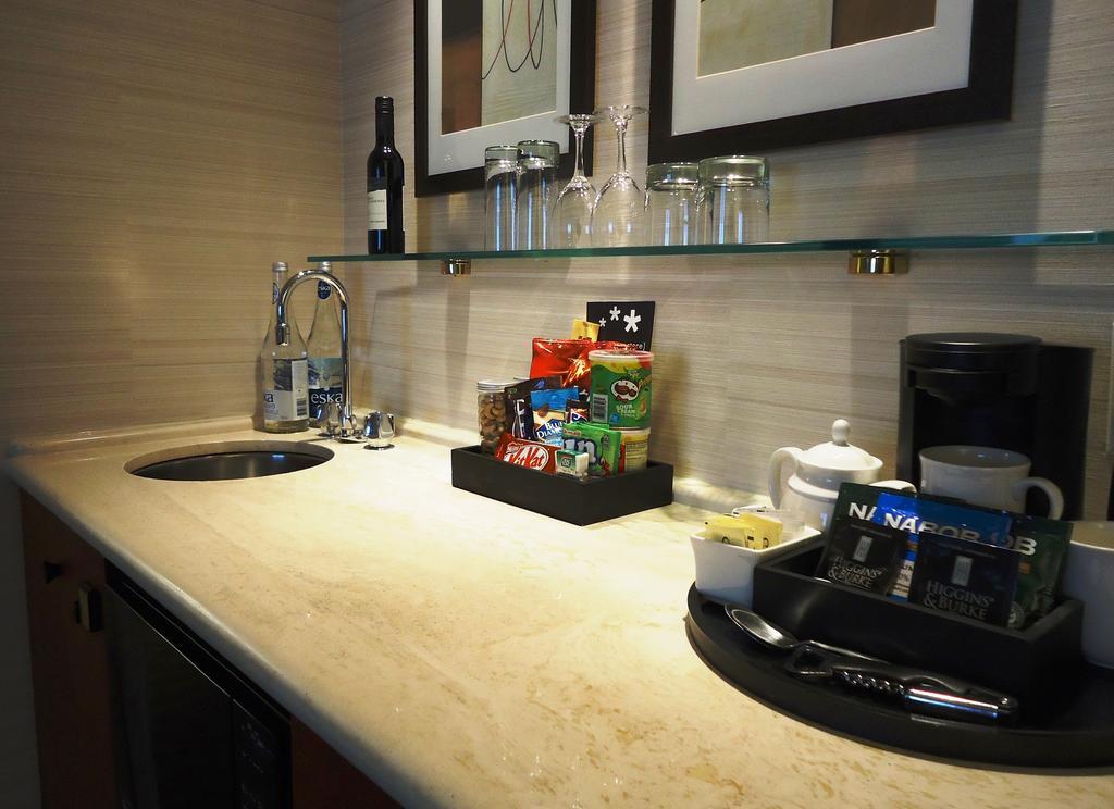 Cambridge Suites Торонто Екстериор снимка
