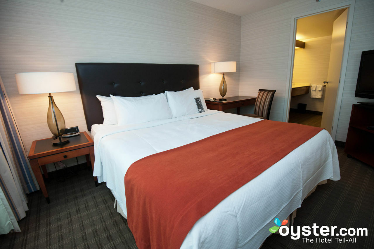 Cambridge Suites Торонто Екстериор снимка
